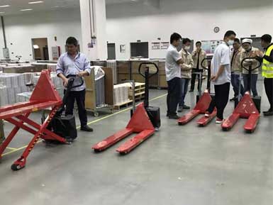 電動高升程搬運車交付使用，感謝廠家羅總親自跟客戶講解操作方法！